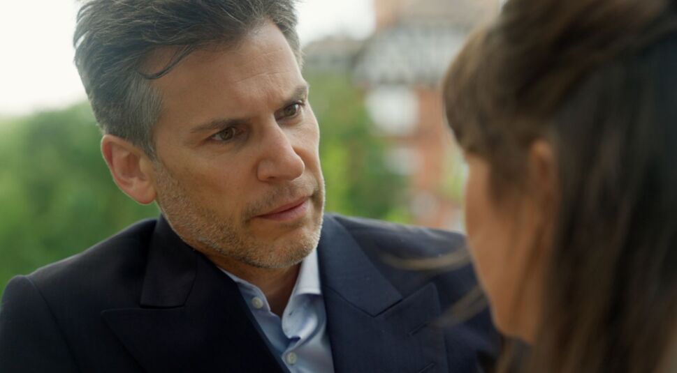 Florian Odenthal in einer Szene von "Rote Rosen".