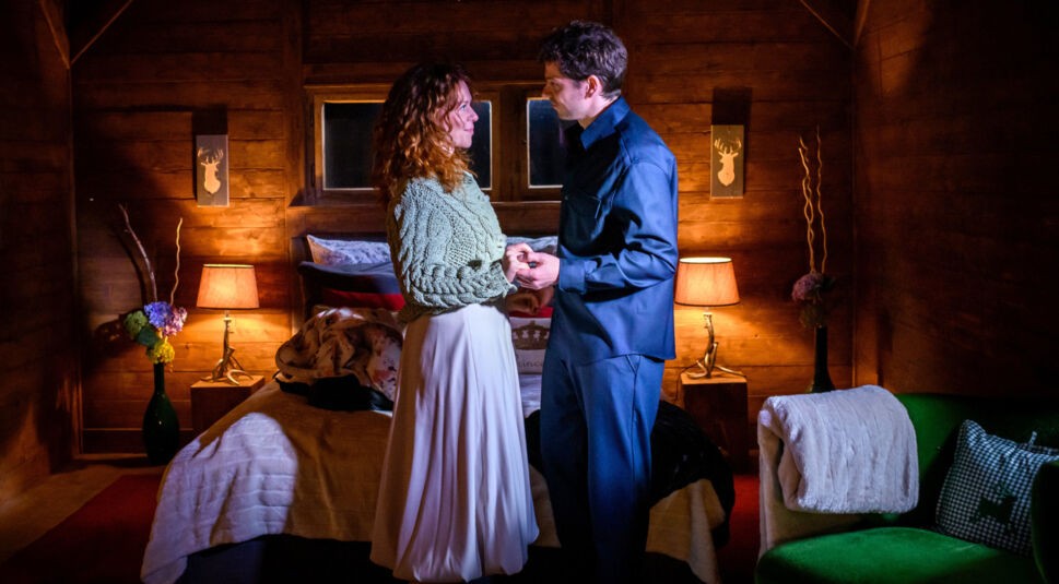 Killian und Fanny halten sich an den Händen und schauen sich tief in die Augen.