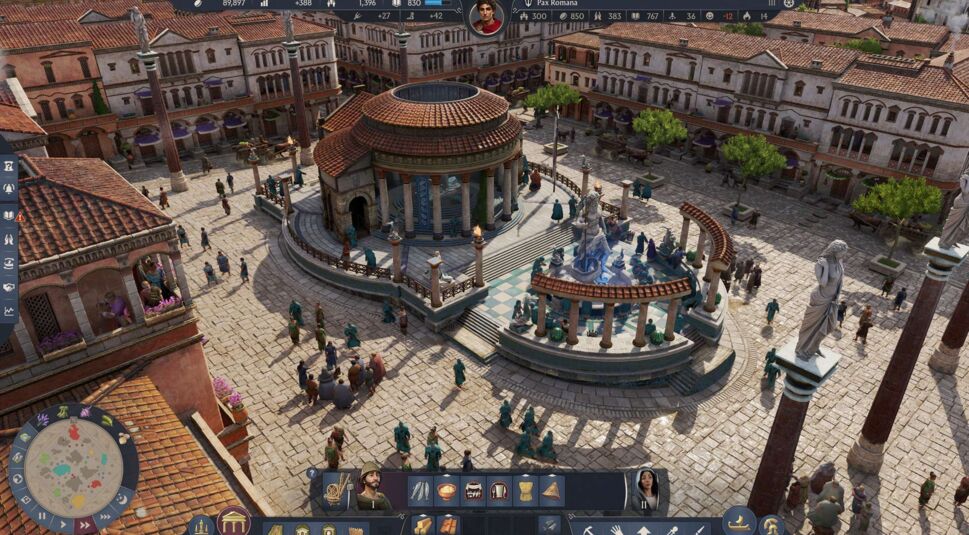Im Zentrum des Screenshots aus Anno 117: Pax Romana steht ein prachtvoller römischer Tempel mit Säulenhalle und Kuppeldach. Davor befindet sich ein kunstvoll gestalteter Brunnen mit Statue, umgeben von Bürger:innen und Marktständen. Die umliegenden Gebäude zeigen detailreiche Architektur mit Arkaden und Terrakottadächern.