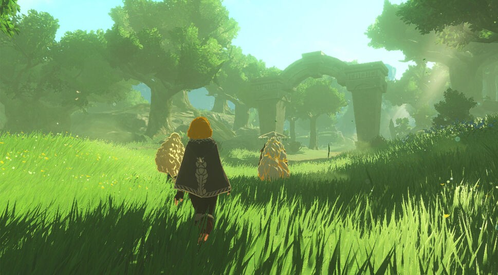 Im Bild aus Hyrule Warriors: Chronik der Versiegelung ist Prinzessin Zelda von hinten zu sehen, wie sie gemeinsam mit zwei Waldgeistern eine sonnendurchflutete Wiese durchquert. Umgeben von hohem Gras, alten Ruinen und dichtem Wald entsteht eine friedliche und mystische Stimmung – perfekt für Hyrule Warriors: Chronik der Versiegelung Tipps.