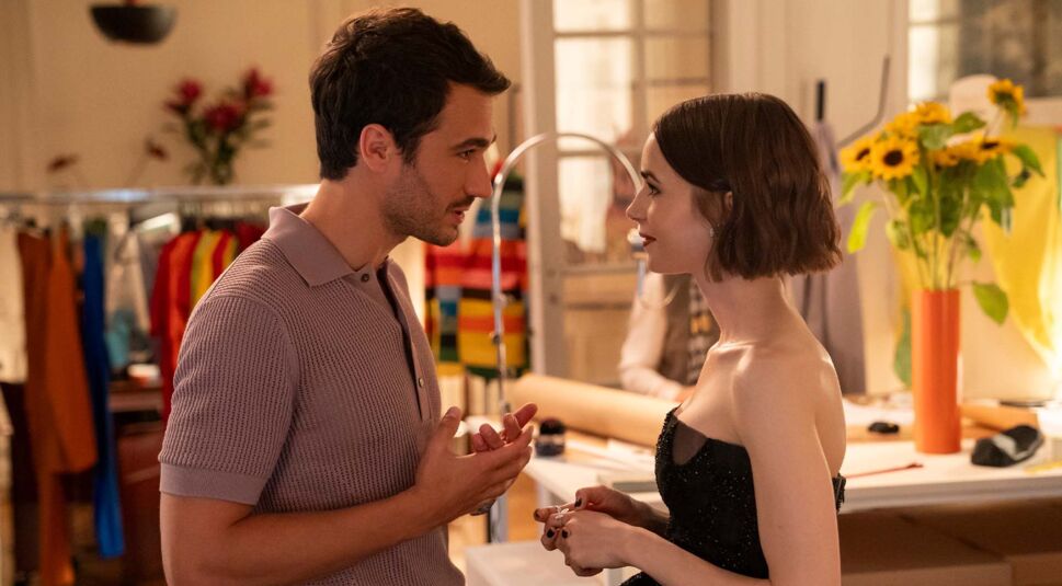 Lily Collins und Eugenio Franceschini in Emily in Paris