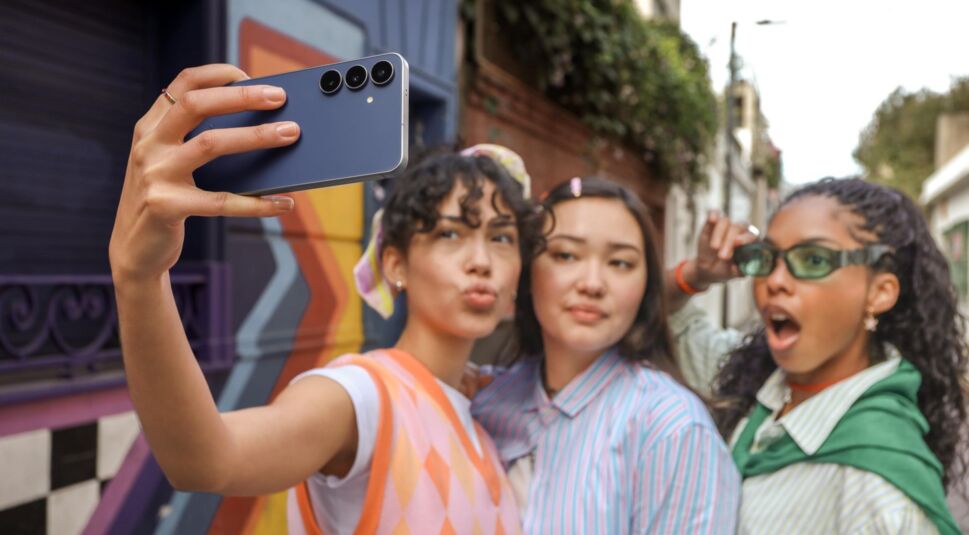 Drei Mädels machen mit dem Handy Galaxy S25 FE ein Gruppenselfie.