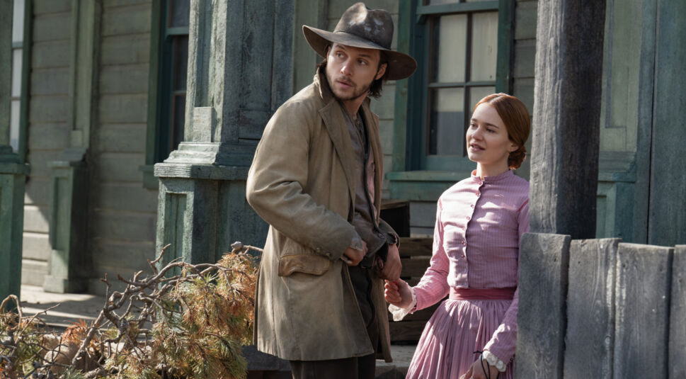 Nick Robinson und Aisling Franciosi in The Abandons