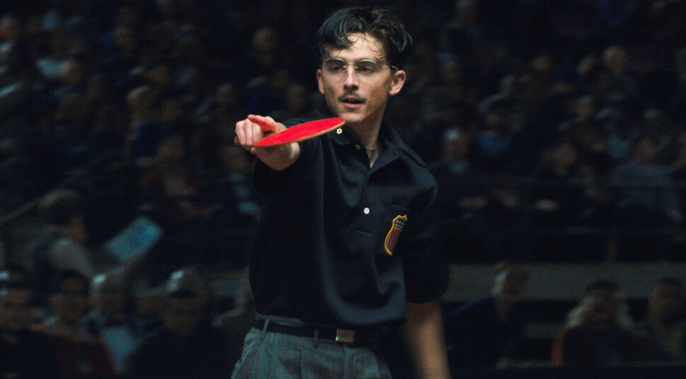 Timothée Chalamet in "Marty Supreme" mit Tischtennisschläger in der Hand.