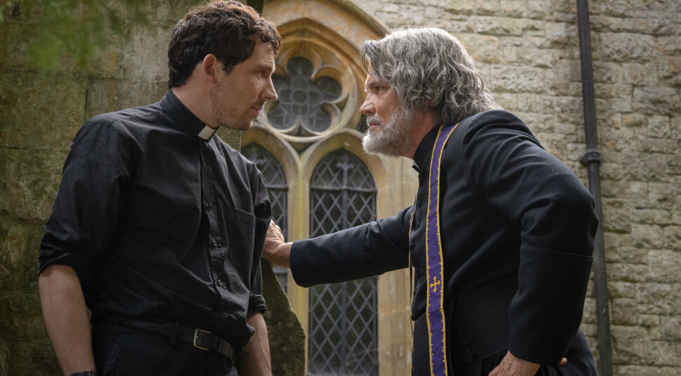 Josh O'Connor und Josh Brolin in Wake Up Dead Man: A Knives Out Mystery