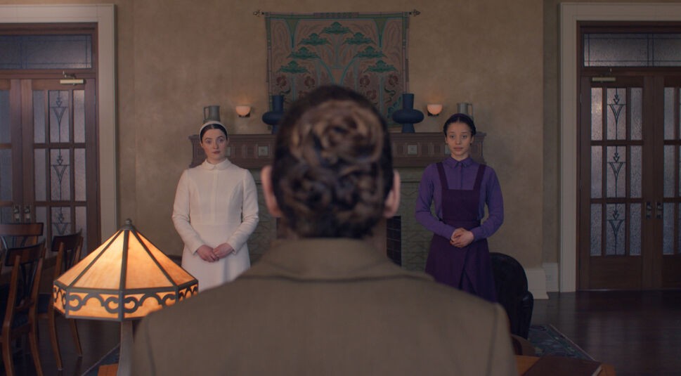 Auf dem Bild in dem Artikel zu den Serien 2026 ist eine Szene aus The Testaments zu sehen.