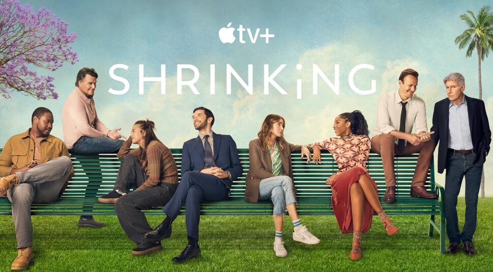 Auf dem Bild in dem Artikel zu Shrinking Staffel 3 ist der Hauptcast der Serie zu sehen, wie er entspannt auf einer langen grünen Parkbank sitzt.