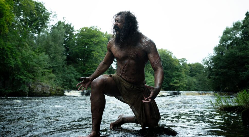 Chi Lewis-Parry als Infizierter in einer Szene von "28 Years Later: The Bone Temple".