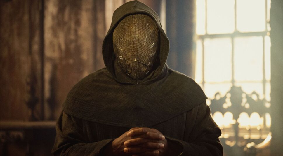 Eine verkleidete Gestalt in "Agatha Christie's Seven Dials".