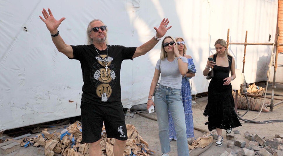 Die Geissens betrachten das Chaos beim Umbau ihrer Yacht.