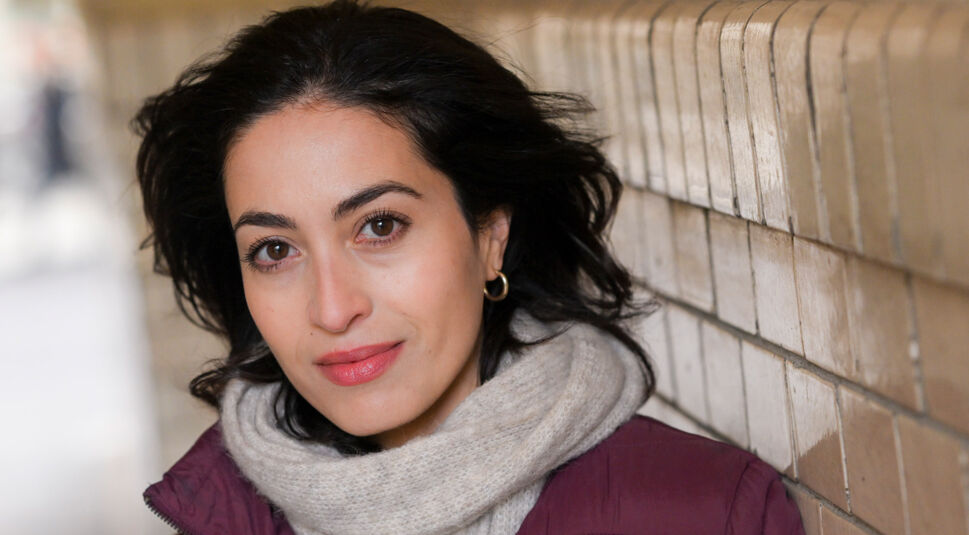 Schauspielerin Sabrina Amali spielt Dr. Nina Haddad in „Die Notärztin“.