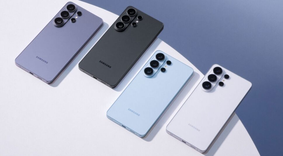 Das Galaxy S26 Ultra in den Farben Cobalt Violet, Black, Skye Blue und White.