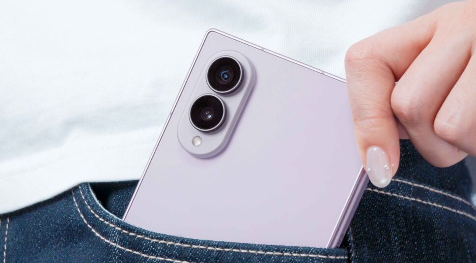 Junge Frau steckt das zugeklappte Foldable Galaxy Z Fold8 in die Hosentasche.