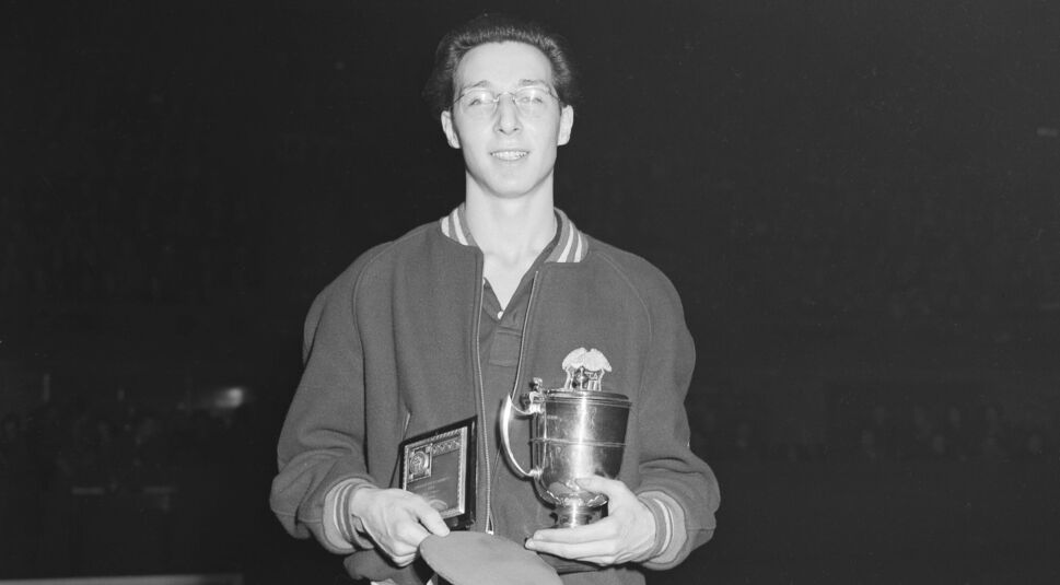 Martin Reisman posiert 1949 mit einem Pokal in Wembley, England.