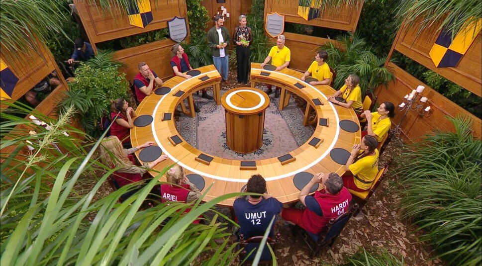 Auf dem Bild in dem Artikel zum Dschungelcamp 2026 ist die erste Dschungelprüfung zu sehen.