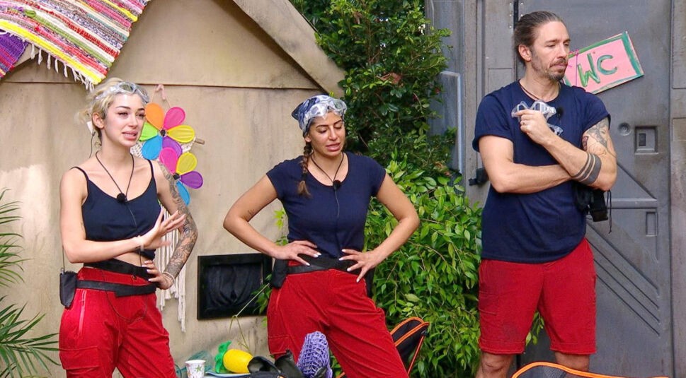 Auf dem Bild in dem Artikel zum Dschungelcamp 2026 sind die Stars bei der Prüfung zu sehen.