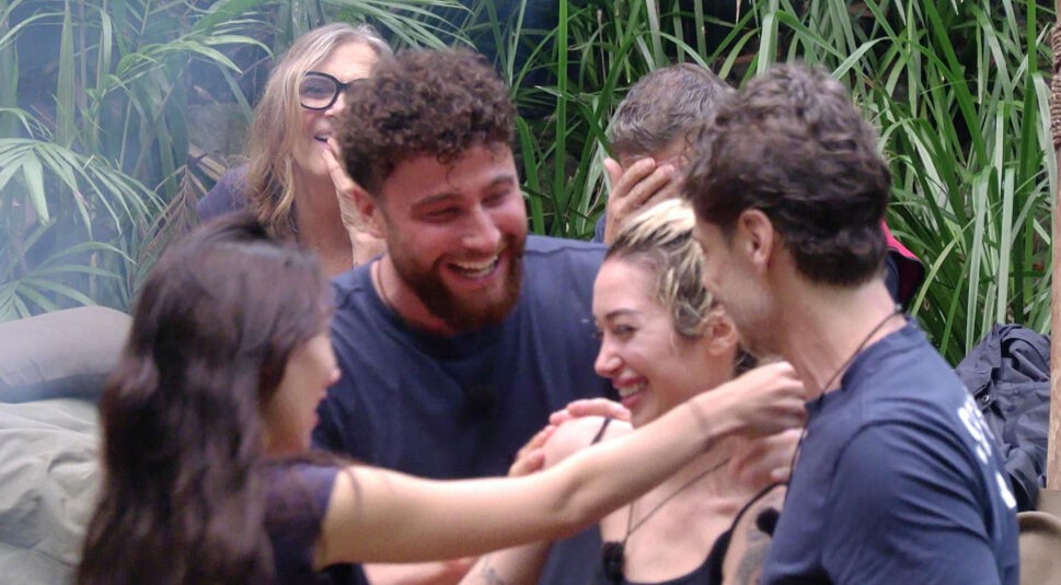 Auf dem Bild in dem Artikel zum Dschungelcamp 2026 ist eine Gruppe Promis zu sehen.