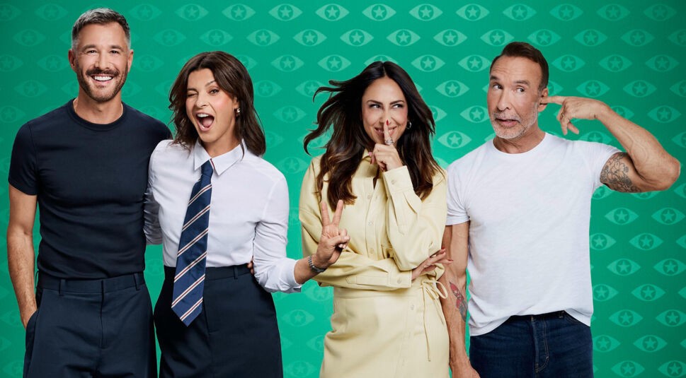 Auf dem Bild zur Show Promi Big Brother stehen die Moderatoren Jochen Schropp, Marlene Lufen, Melissa Khalaj und Jochen Bendel fröhlich vor einem türkisgrünen Hintergrund mit stilisierten Augen- und Sternsymbolen. Alle vier wirken gut gelaunt und machen verspielte Gesten – Marlene zwinkert, Melissa macht ein „Pssst“-Zeichen und Jochen Bendel zeigt auf seinen Kopf.