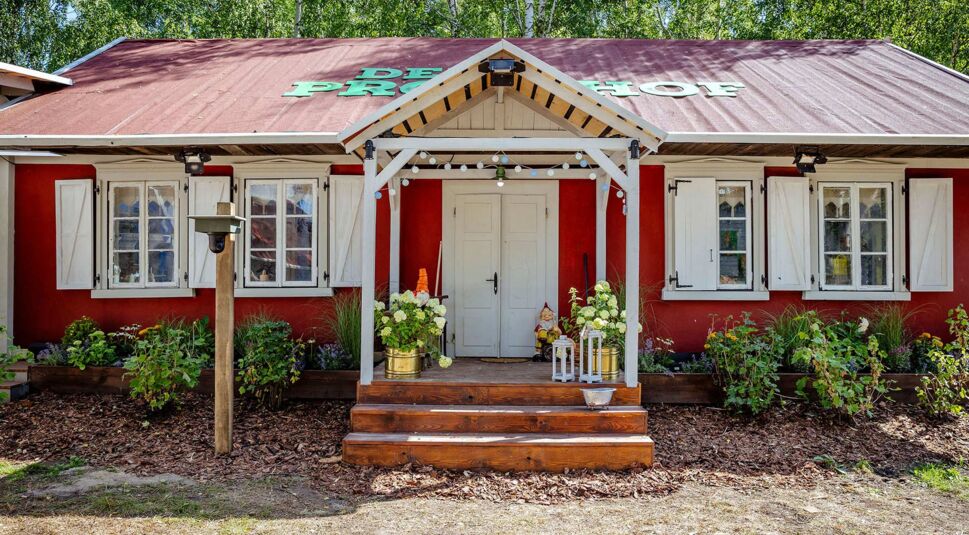 Auf dem Bild in dem Artikel zu Promihof Staffel 2 ist ein Haus des Promihofs zu sehen.