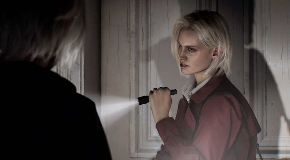 Auf dem Bild ist Alyssa Ashcroft aus dem Spiel zu sehen, eine der Resident Evil Requiem Charaktere. Sie trägt einen roten Mantel und hält eine Taschenlampe in der Hand, während sie angespannt in einen dunklen Raum blickt. Ihr blondes Haar ist kinnlang, die Szene wirkt bedrohlich und atmosphärisch, mit starker Licht-Schatten-Dramatik.