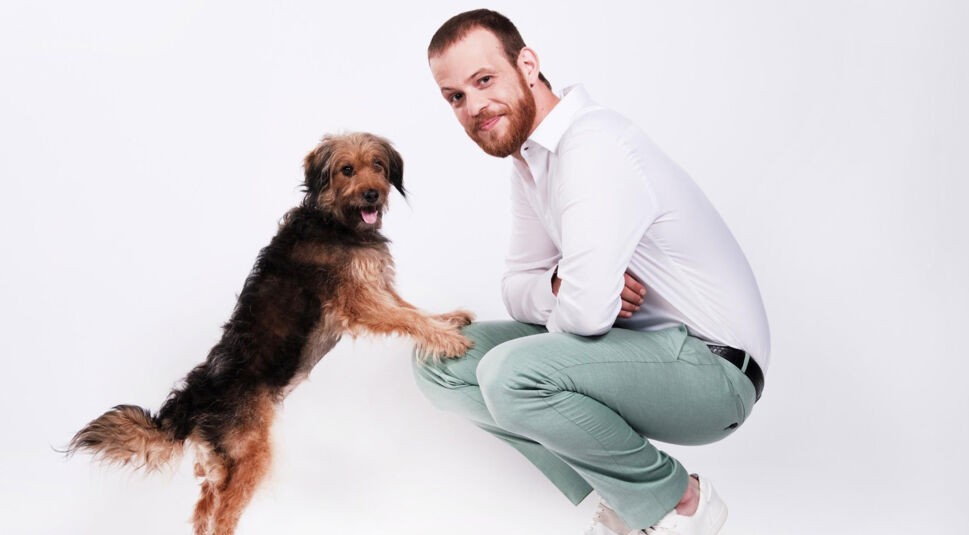 Teil der Unter uns-Besetzung ist Patrick Müller als Tobias Lassner und der Hund Stinker