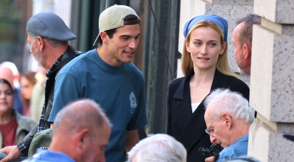 Sarah Pidgeon und Paul Kelly am Filmset von "Love Story: John F. Kennedy Jr. & Carolyn Bessette" in den Straßen von New York.