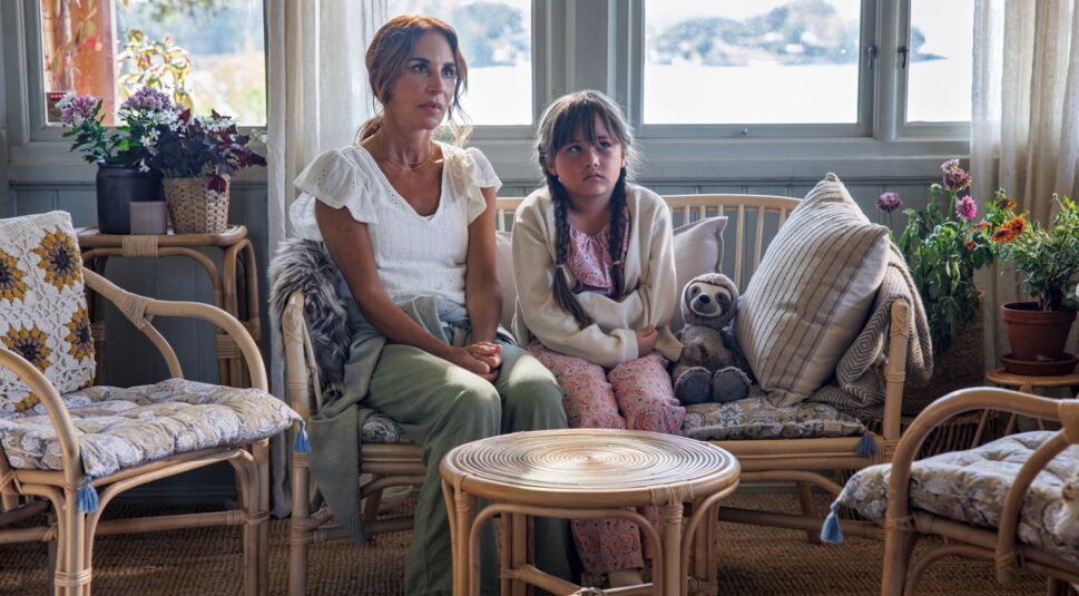  Nora (Alexandra Rapaport) kümmert sich in einer Szene der elften Staffel um die entführte Amanda (Alva Peedu Järmén).