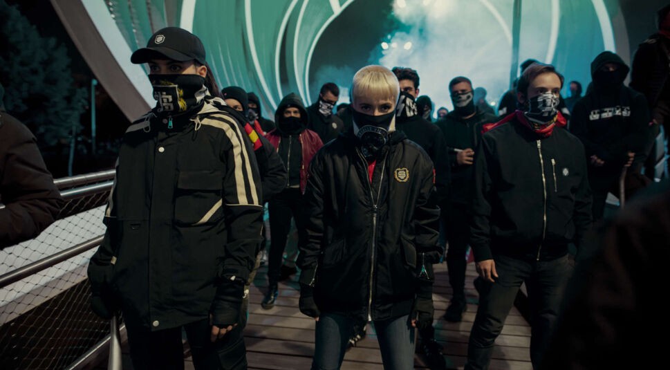 Eine Szene mit vermummten Demonstrant:innen aus der Netflix-Serie "Salvador"