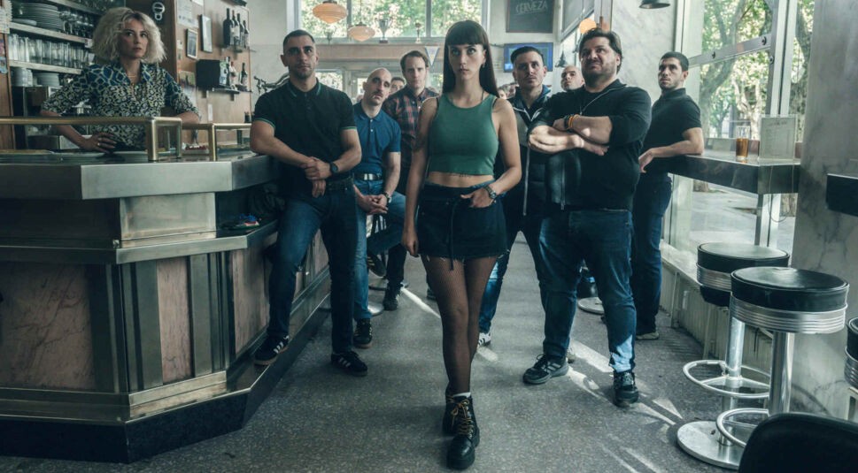 Die Mitglieder der White Souls stehen in einer Bar.