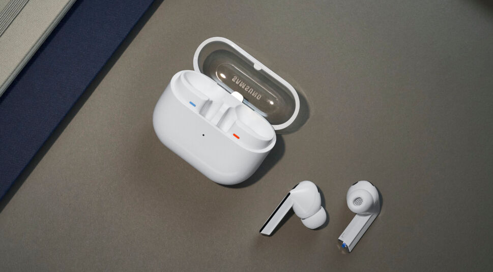 Die Kopfhörer Galaxy Buds3 Pro liegen neben ihrem Ladecase auf einem Tisch.