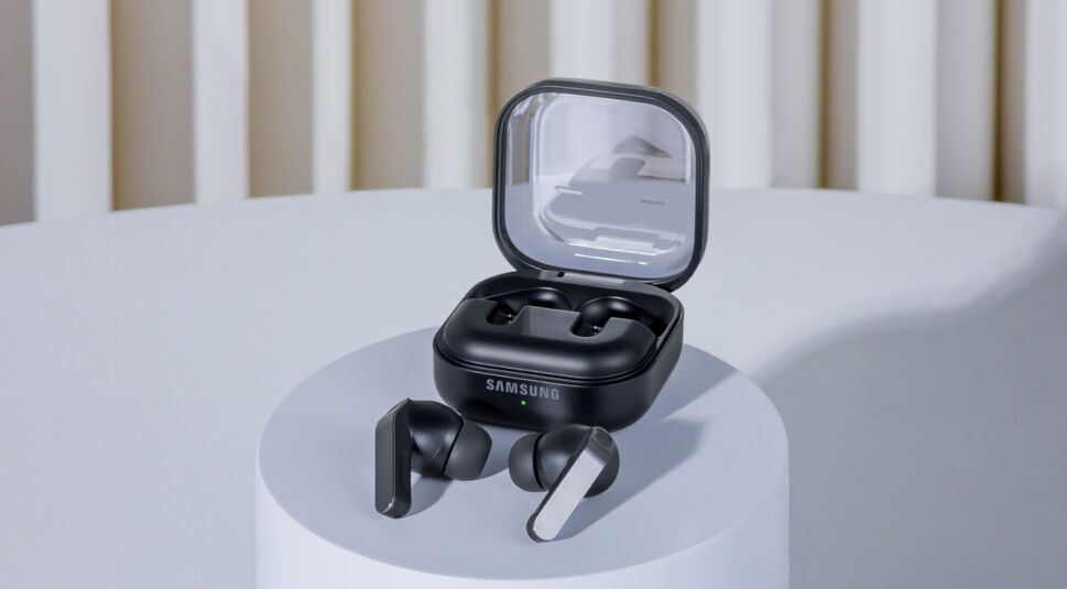 Die Galaxy Buds4 Pro liegen in Schwarz samt Ladecase ausgestellt.