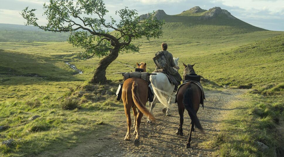 Auf dem Bild in dem Artikel zu "A Knight of the Seven Kingdoms"-Ende erklärt ist der Charakter Ser Duncan auf einem Pferd mit zwei anderen Pferden zu sehen.