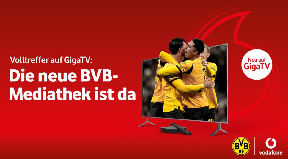 Auf dem Werbebild zur BVB-Mediathek ist ein Fernseher vor rotem Hintergrund abgebildet, auf dessen Bildschirm mehrere BVB-Spieler in gelben Trikots zu sehen sind, die sich umarmen. Links steht der Schriftzug „Volltreffer auf GigaTV: Die neue BVB-Mediathek“. Rechts befindet sich ein Kreis mit dem Hinweis „Neu auf GigaTV“. Unten sind die Logos von BVB und Vodafone sowie eine Fernbedienung vor dem Fernseher platziert.
