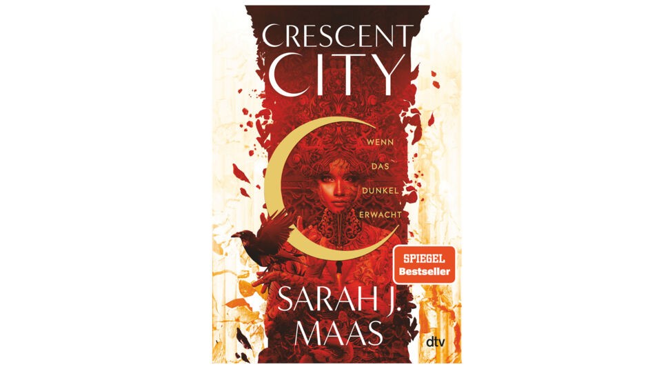 Auf dem Bild zu Band 1 der Crescent City-Reihenfolge ist das Buchcover von Crescent City – Wenn das Dunkel erwacht von Sarah J. Maas zu sehen. Dominant sind rote und goldene Farbtöne, ein großes goldenes C sowie das Gesicht einer Frau im Zentrum. Ein schwarzer Rabe und ornamentale Muster erzeugen eine düstere, mystische Fantasy-Stimmung.