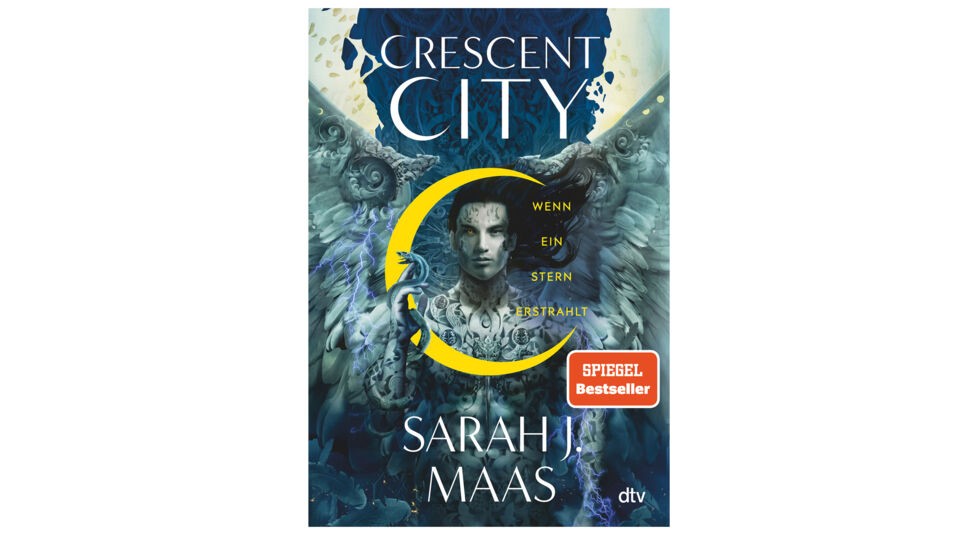 Auf dem Bild zu Band 2 der Crescent City-Reihenfolge ist das Buchcover von Crescent City – Wenn ein Stern erstrahlt von Sarah J. Maas zu sehen. Im Zentrum steht eine männliche, engelhafte Figur mit großen Flügeln, Tattoos und intensiver Ausstrahlung. Blaue und goldene Farbtöne, Blitze und Ornamente erzeugen eine epische, magische Fantasy-Stimmung.