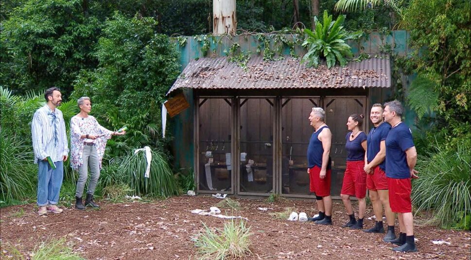 Auf dem Bild in dem Artikel zum Dschungelcamp 2026 sind die Promis und die Moderator:innen bei der Prüfung zu sehen.