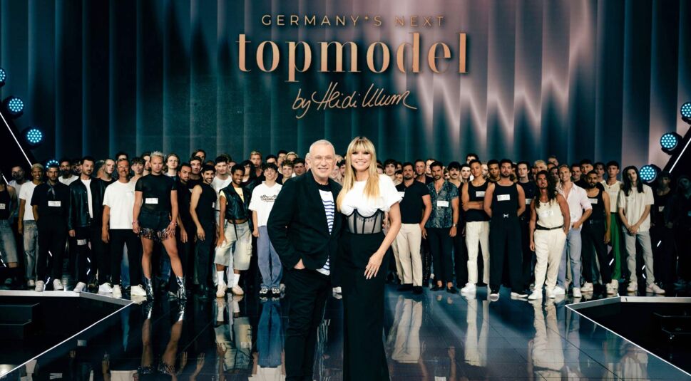 Auf dem Bild in den GigaTV-Highlights im Februar 2026 siehst Du eine Szene aus „Germany’s Next Topmodel“. Zu sehen ist Heidi Klum auf dem Laufsteg, umgeben von zahlreichen Kandidaten. Die große Bühne, das Lichtdesign und die aufgeregte Atmosphäre vermitteln Glamour, Wettbewerb und hohe Erwartungen an die Models in der aktuellen Staffel.