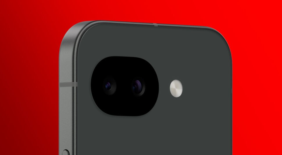 Auf dem Bild zum Google Pixel 10a ist das Smartphone in einer Nahaufnahme zu sehen. Die Rückansicht zeigt die Kameraeinheit im Fokus. Der Ausschnitt ist vor rotem Hintergrund zu sehen.