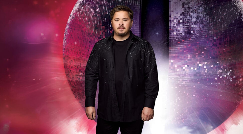 Auf dem Bild in dem Artikel zu Lets Dance 2026 ist Gustav Schäfer zu sehen.