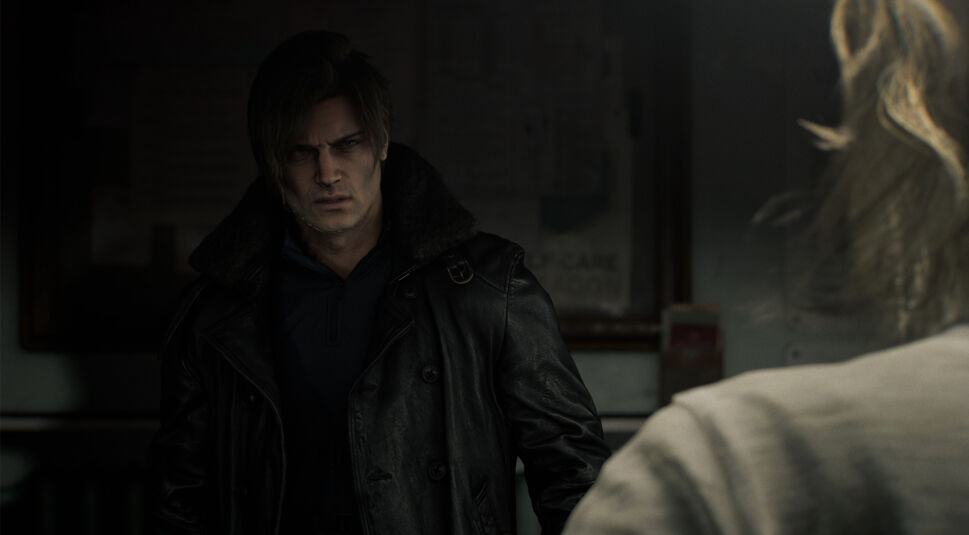 Auf dem Bild aus dem Resident Evil Requiem Test stehen sich Leon S. Kennedy und Grace Ashcroft in einer angespannten Szene gegenüber. Leon trägt eine dunkle Lederjacke mit Fellkragen und blickt ernst sowie konzentriert. Grace ist im Vordergrund unscharf zu sehen. Das gedämpfte Licht verstärkt die intensive, düstere Stimmung des Moments.