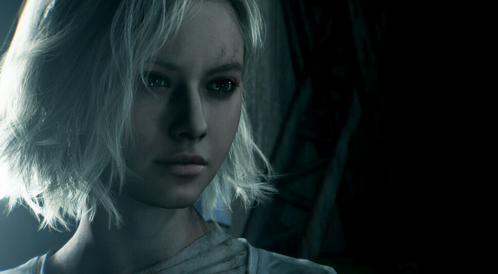 Auf dem Bild aus dem Resident Evil Requiem Test ist Grace Ashcroft in einer ruhigen Nahaufnahme zu sehen. Ihr kurzes, hellblondes Haar wird von kühlem Licht seitlich beleuchtet, während ihr Blick ernst und nachdenklich wirkt. Kleine Verschmutzungen auf ihrer Stirn deuten auf eine angespannte Situation hin und verstärken die düstere Atmosphäre der Szene.