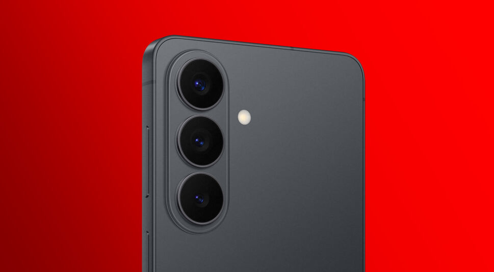 Das Bild zeigt das Samsung Galaxy S26 von hinten. Das Smartphone wird besonders im oberen Drittel dargestellt und der Fokus liegt klar auf der Kameraeinheit. Drei Linsen sind auf der Rückseite zu sehen. Das Ganze vor rotem Hintergrund.