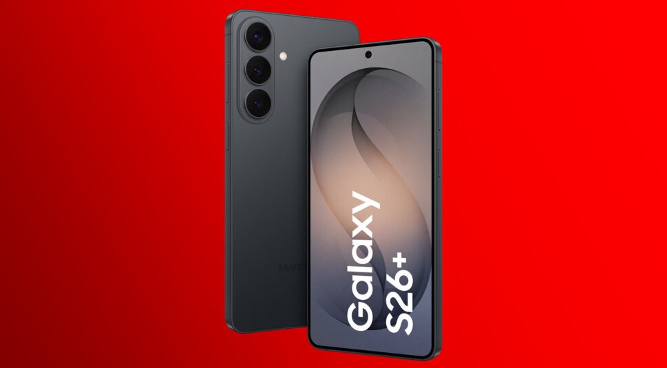 Das Bild zeigt das Samsung Galaxy S26+ von vorn und hinten. Es ist das Modell in der Farbe Black abgebildet und vor rotem Hintergrund ausgestellt.