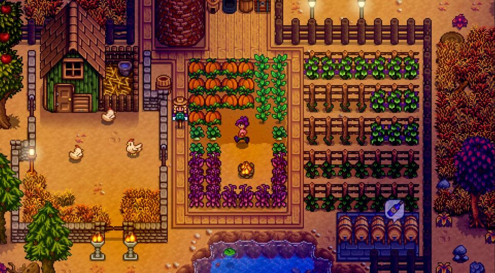 Auf dem Bild aus dem Videospiel Stardew Valley steht der Spieler-Charakter mit Strohhut neben einer Dorfbewohnerin mit lila Haaren zwischen Kürbisfeldern und violetten Pflanzen. Im Hintergrund sind ein Stall mit Hühnern, Wein- und Pflanzreihen sowie Fackeln zu sehen, die eine warme Herbststimmung erzeugen.