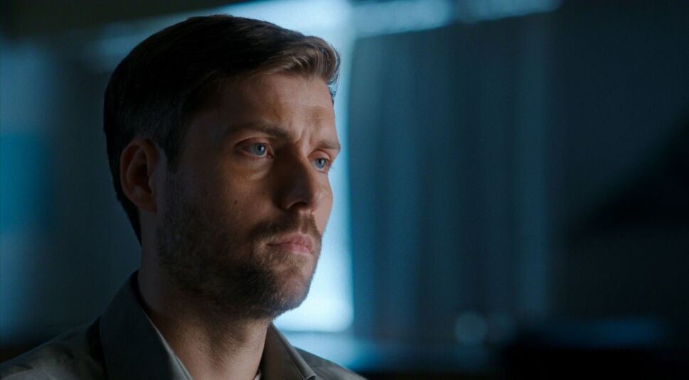 Ein Freund, ein Mörder: Mann mit Bart im Interview blickt ernst zur Seite – emotionale Szene aus einer True-Crime-Dokumentation über einen Mordfall.