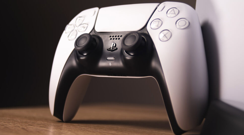 Ein weißer DualSense-Controller der PlayStation 5.