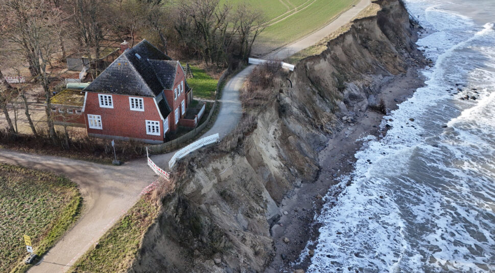 Blick auf die Steilküste und den abgesperrten Uferweg vor dem geschlossenen Jugendhaus "Haus Seeblick"