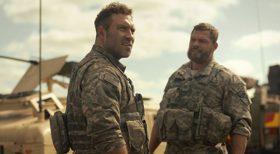 Jai Courtney und Alan Ritchson in War Machine