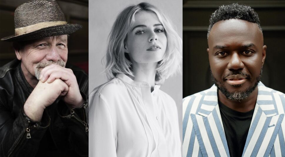 Auf diesem Castbild zur 2. Staffel von „A Knight of the Seven Kingdoms“ sind drei neue Darsteller zu sehen. Links Peter Mullan, ein älterer Mann mit Hut, grauem Bart und nachdenklichem Blick. In der Mitte Lucy Boynton mit blondem Bob und hellem Hemd in einem ruhigen Studio-Porträt. Rechts Babou Ceesay im gestreiften Sakko, der selbstbewusst direkt in die Kamera blickt.