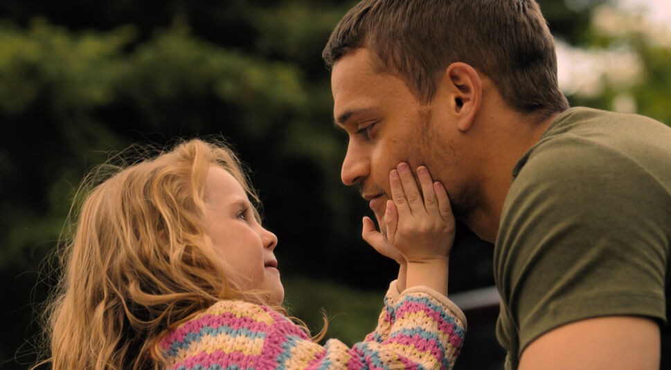 Auf dem Bild in dem Artikel zum Ende von „Für immer ein Teil von Dir“ hält Diem das Gesicht von Ledger mit beiden Händen.